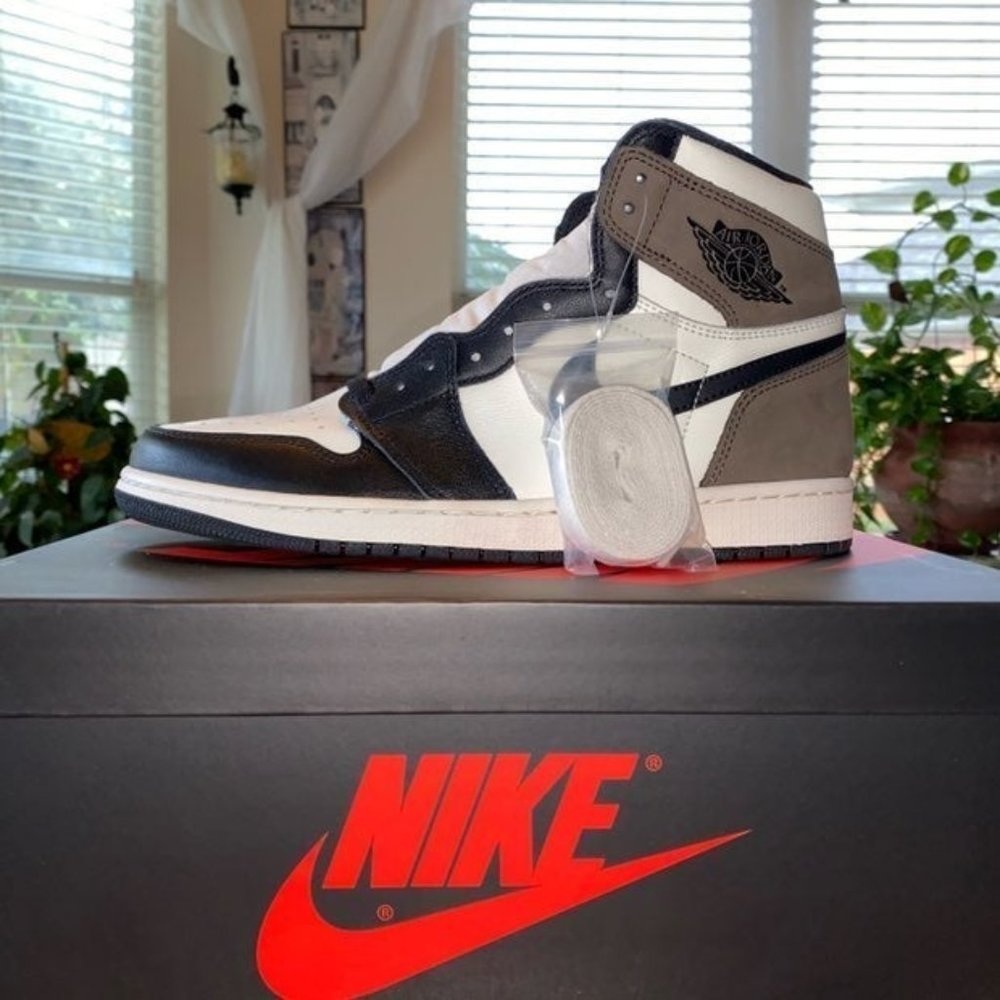 Air Jordan 1 Retro High OG - Dark Mocha - Picture 3 of 11